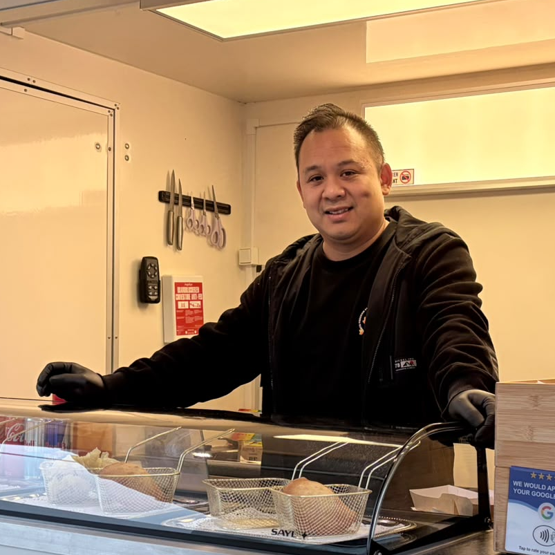 Ninh Nguyen, oprichter van Family Rolls, achter de toonbank van de foodtruck